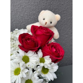 SERAMİK VAZODA BEYAZ PAPATYA,GÜL VE AYICIK ARANJMANI